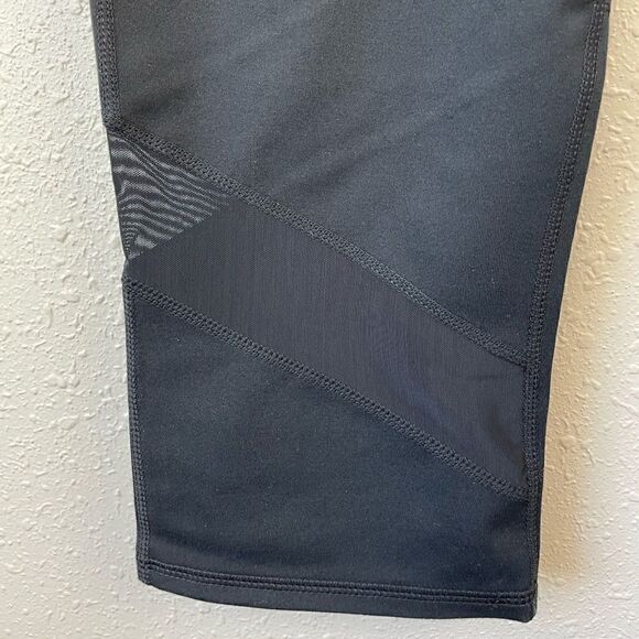 NWT Fabletics Black Cropped Athletic Leggings Size L - Picture 2 of 6